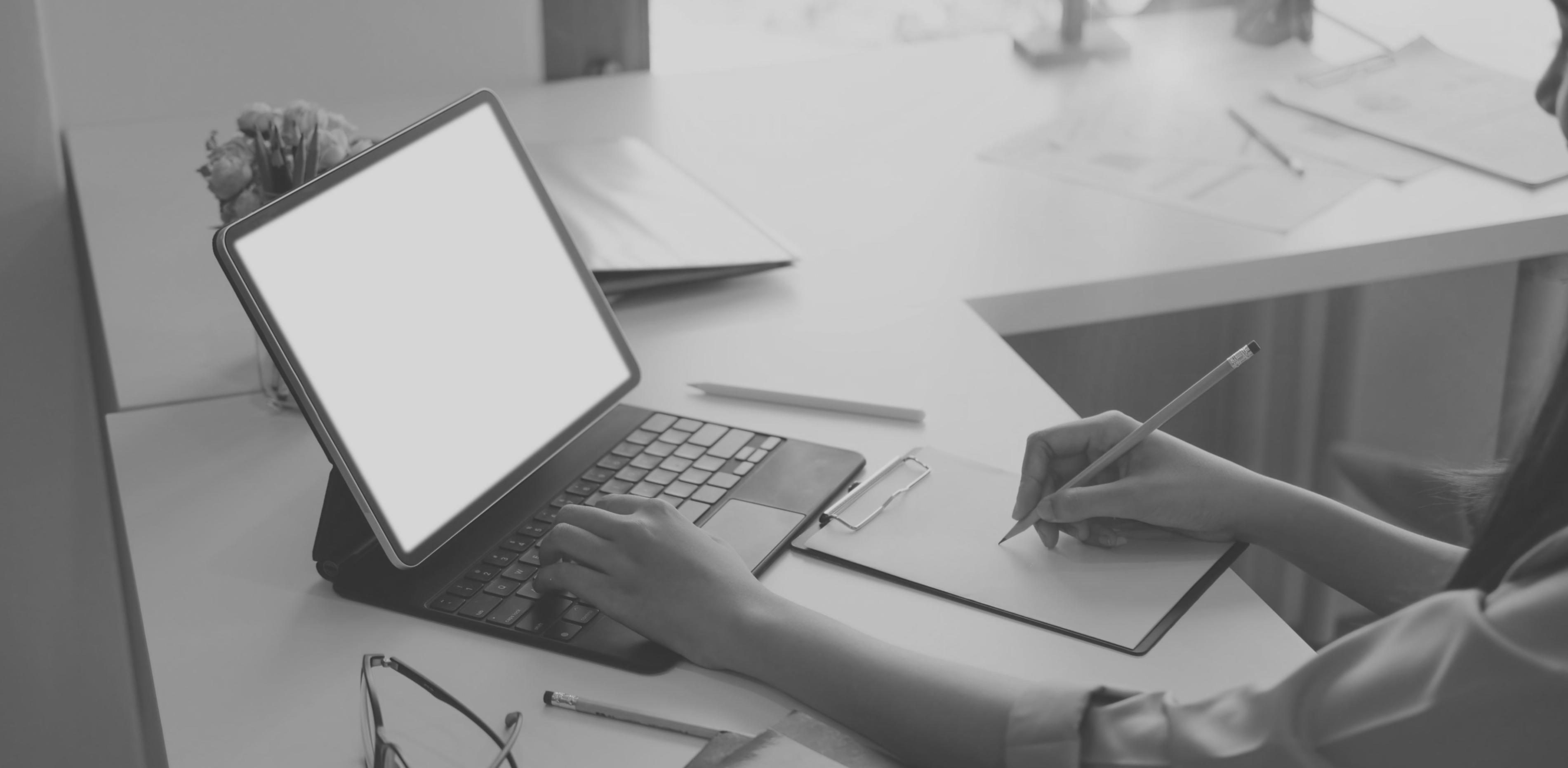 Professionelle Keyword-Analyse am Arbeitsplatz mit Laptop und Datenvisualisierung