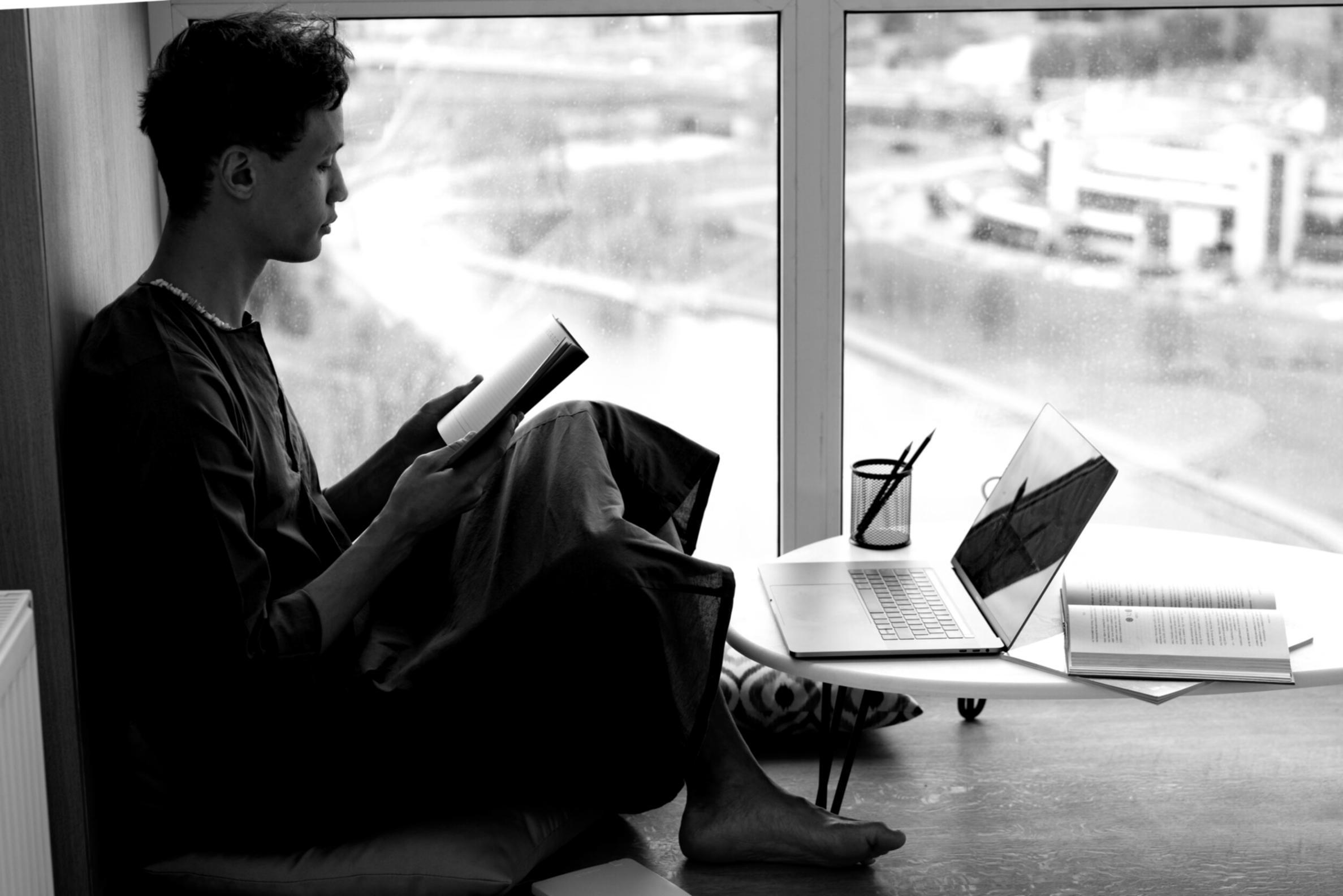 Teammitglied bei der Keyword-Analyse am Computer